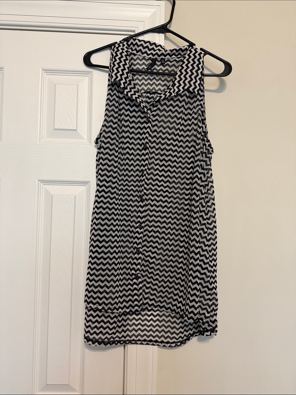 Ultra Flirt Black & White Chevron Sleeveless Button-Front Camisole